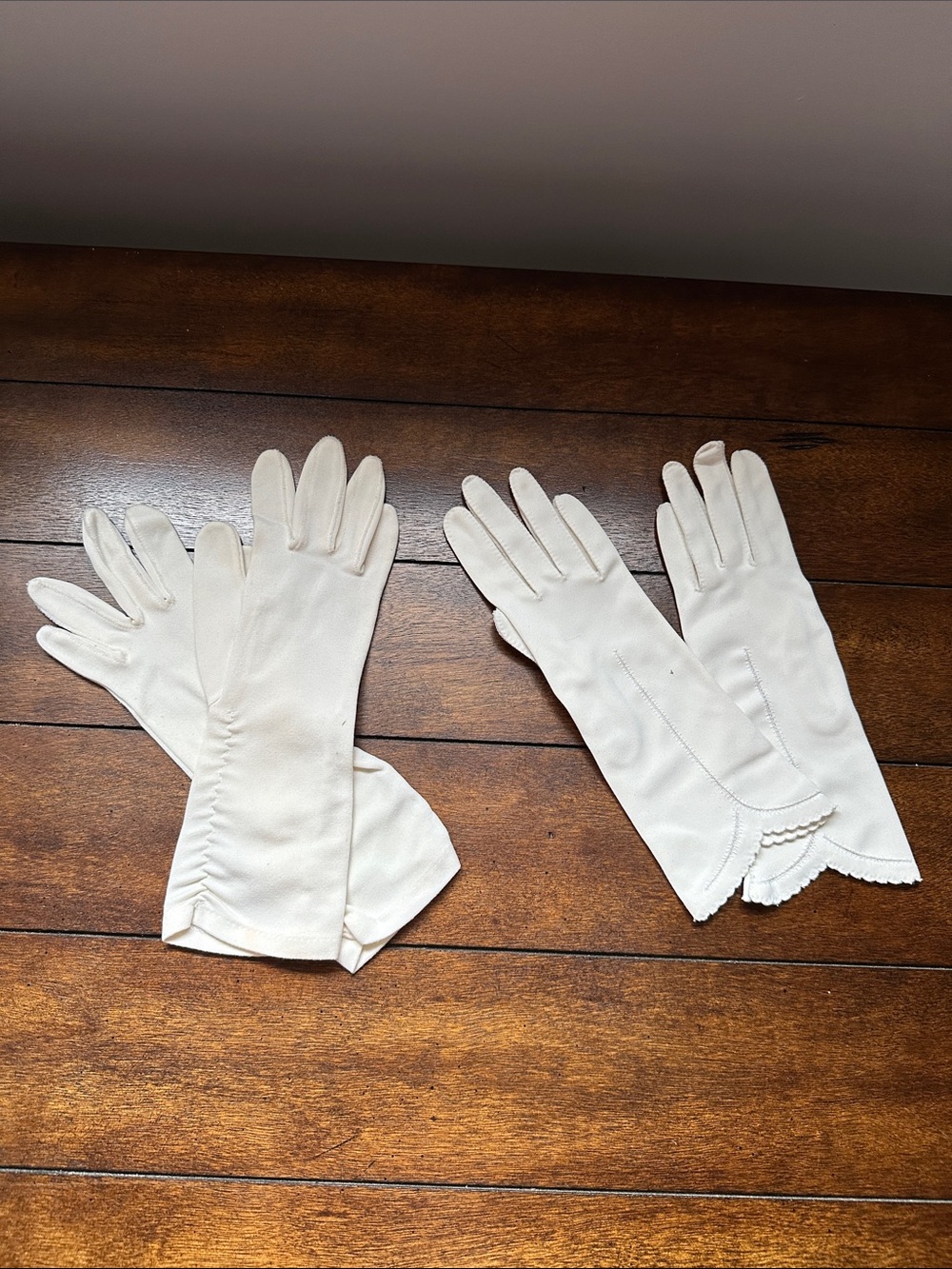 Elegant Women's white Cream Dress Gloves - Classic Formal Accessory